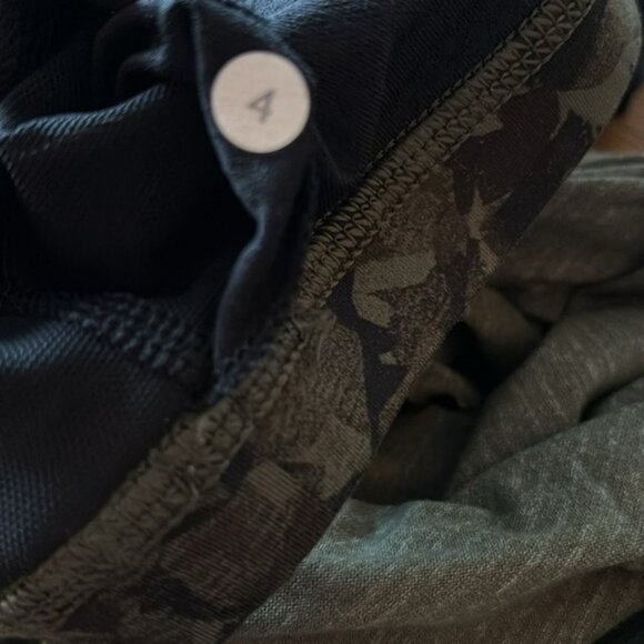 👛 (ANY 2/$35) LULULEMON Army Fatigue Green Criss Cross Long Length Tank Top - Picture 3 of 4